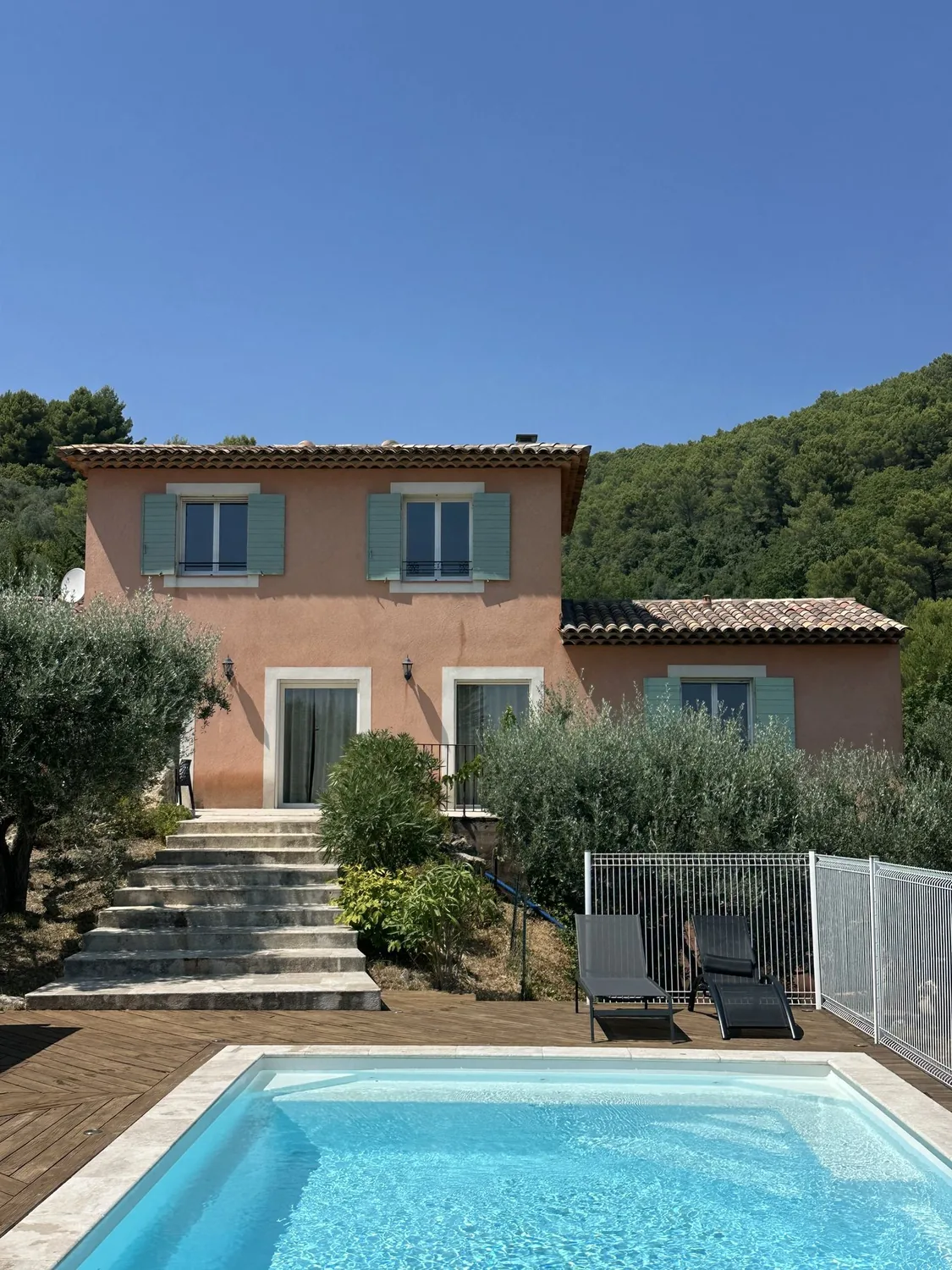Villa provençale rose vue de face, avec piscine, dans le Var