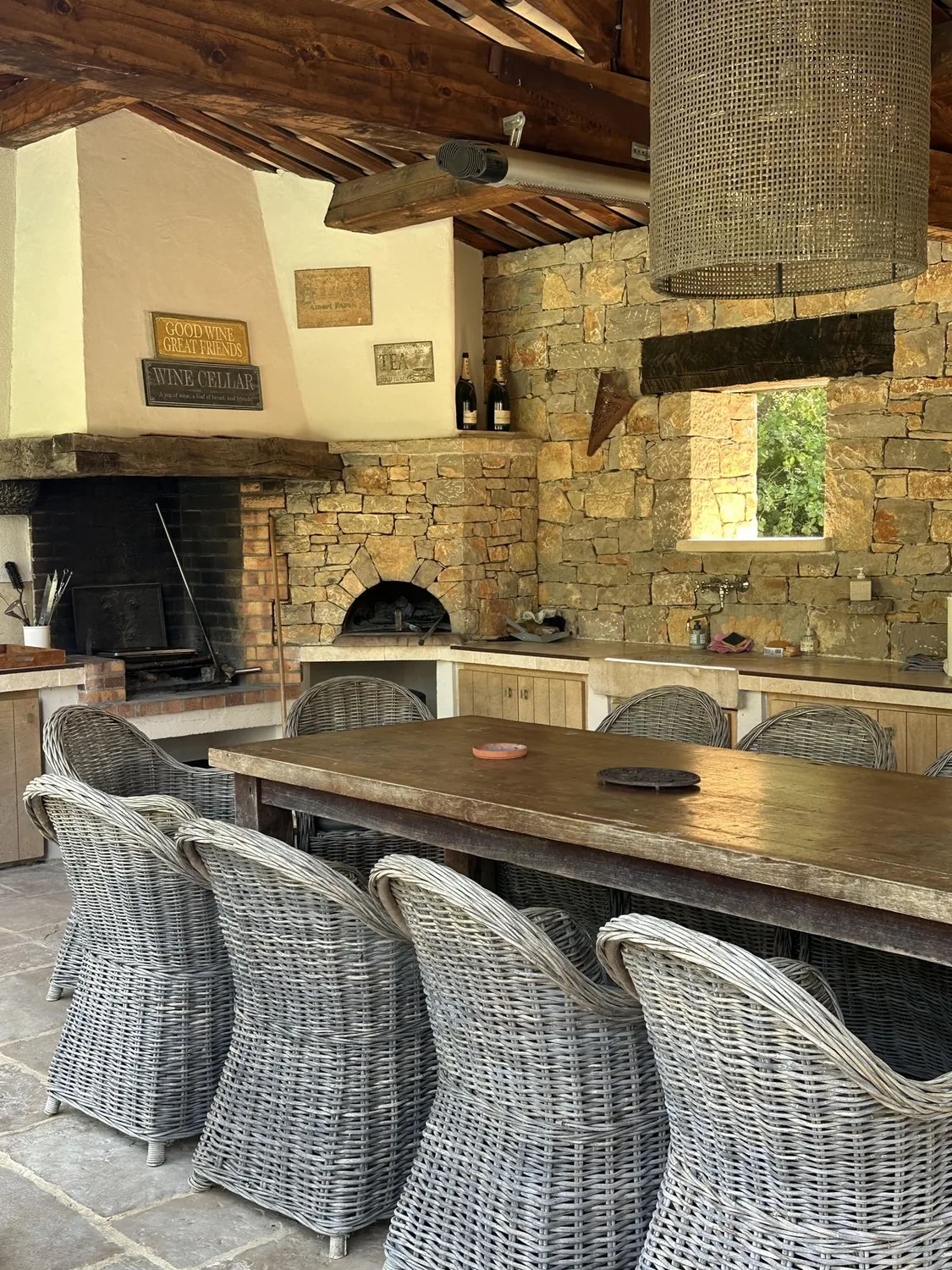 Cuisine d'été en pierre d'une villa provençale dans le Var