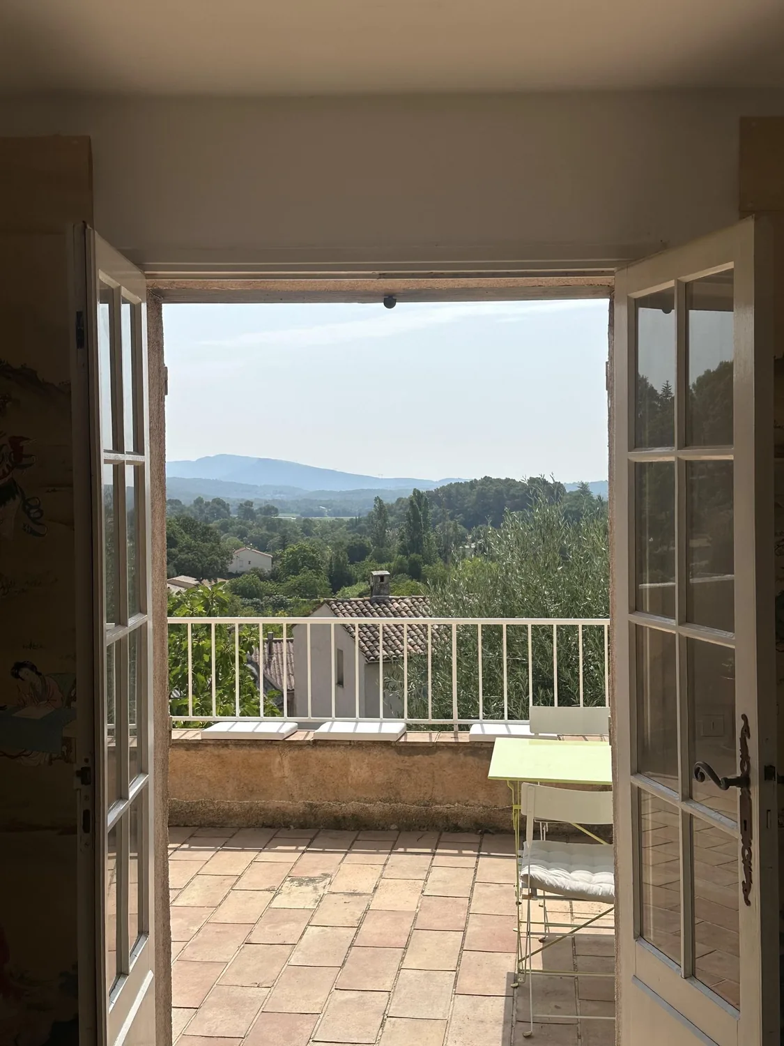 Terrasse d'une villa provençale ouverte sur la vallée boisée dans le Var